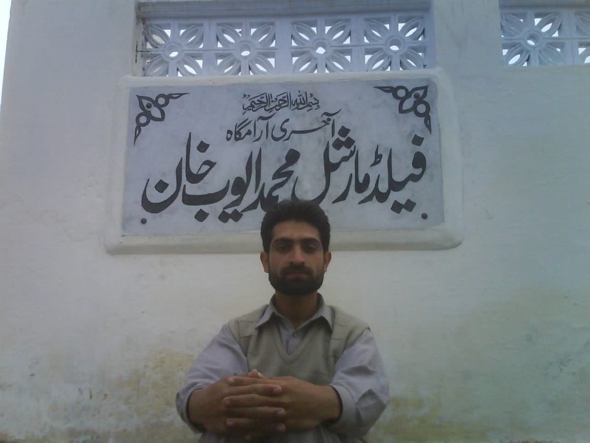 Aube Khan Ke  Kaber Per