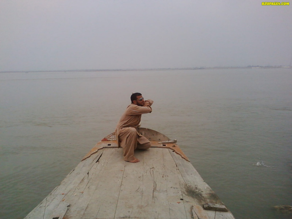 Shah Rukh in new style.. LOL