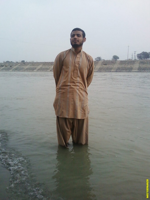Shah Rukh inside canal water