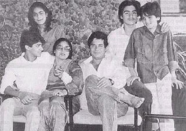 Salman khan with his parents, brothers Arbaaz and Sohail and sister Alvira