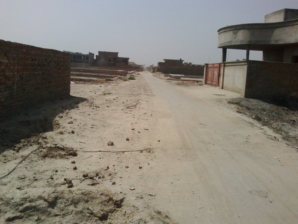 Street in front of home, still no change. bus 2 bijli ke khmby lag gaye hain ;26 March 2010