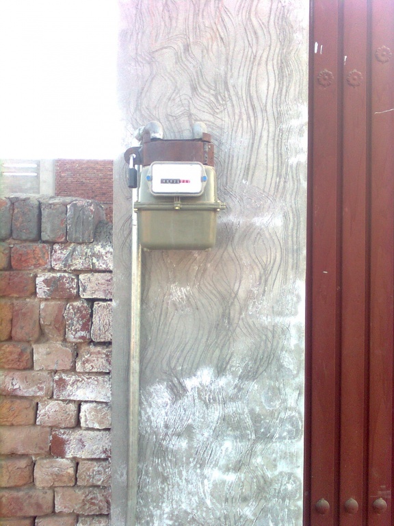 Gas ka meter with Lock..
hahahaa
yahan gas meter bhi choori ho jatay hain