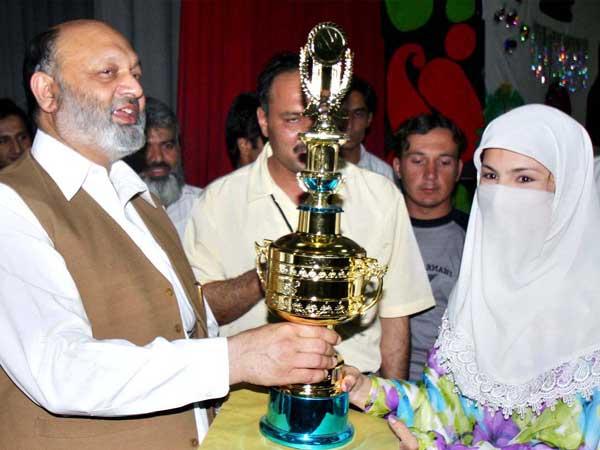 Prof. Dr. Haroonur Rashid presenting a trophy to the captain of the winning team during University Games held at Peshawar University